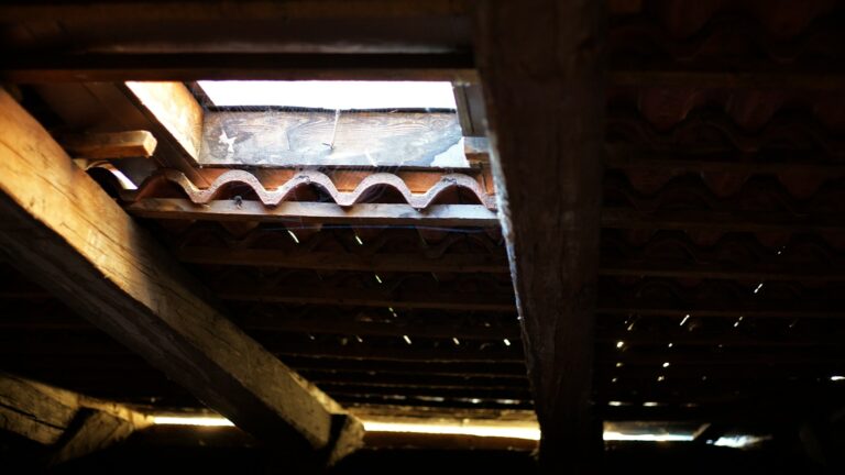 Jak efektywnie wykorzystać maty termoizolacyjne na poddaszu - Praktyczny przewodnik