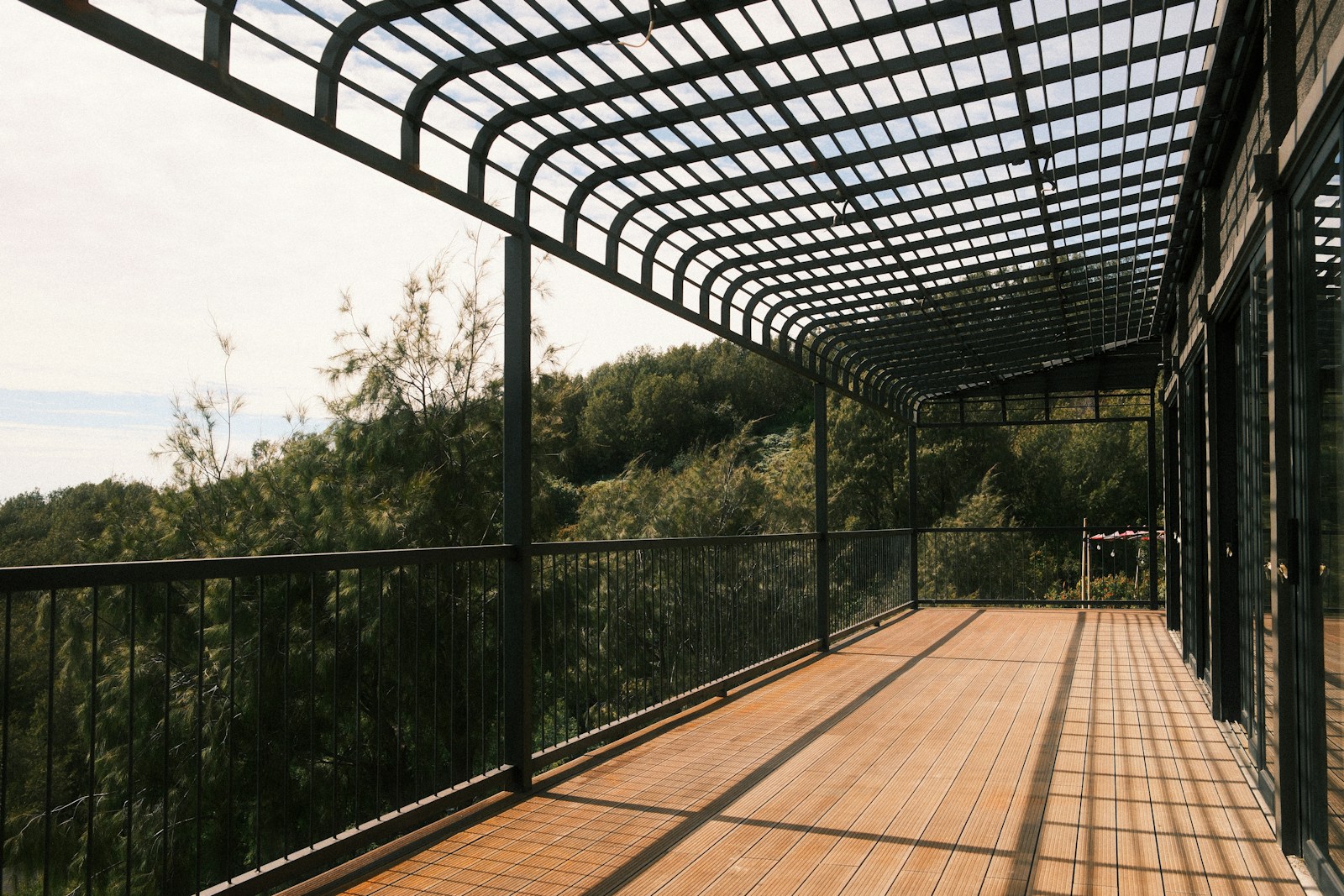 Najlepsze oleje do tarasów odkryj tajniki idealnej ochrony drewna