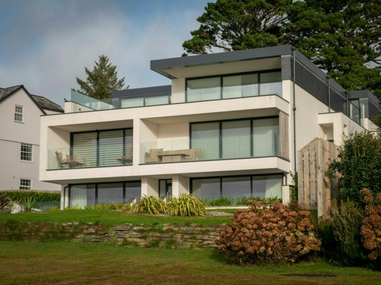 Optymalny spadek dachu na sześciometrowym odcinku - Klucz do trwałości i efektywności Twojego budynku