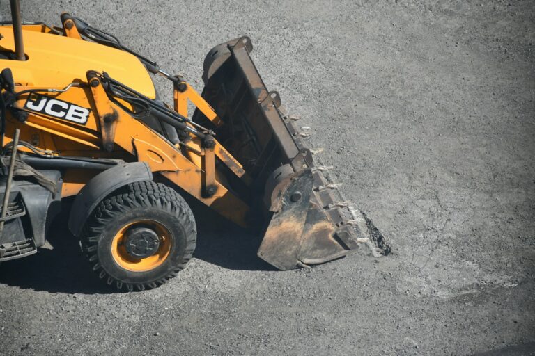 Wskaźniki zapchania filtrów w maszynach JCB – jak odczytywać sygnały i kiedy reagować, by uniknąć przestoju?
