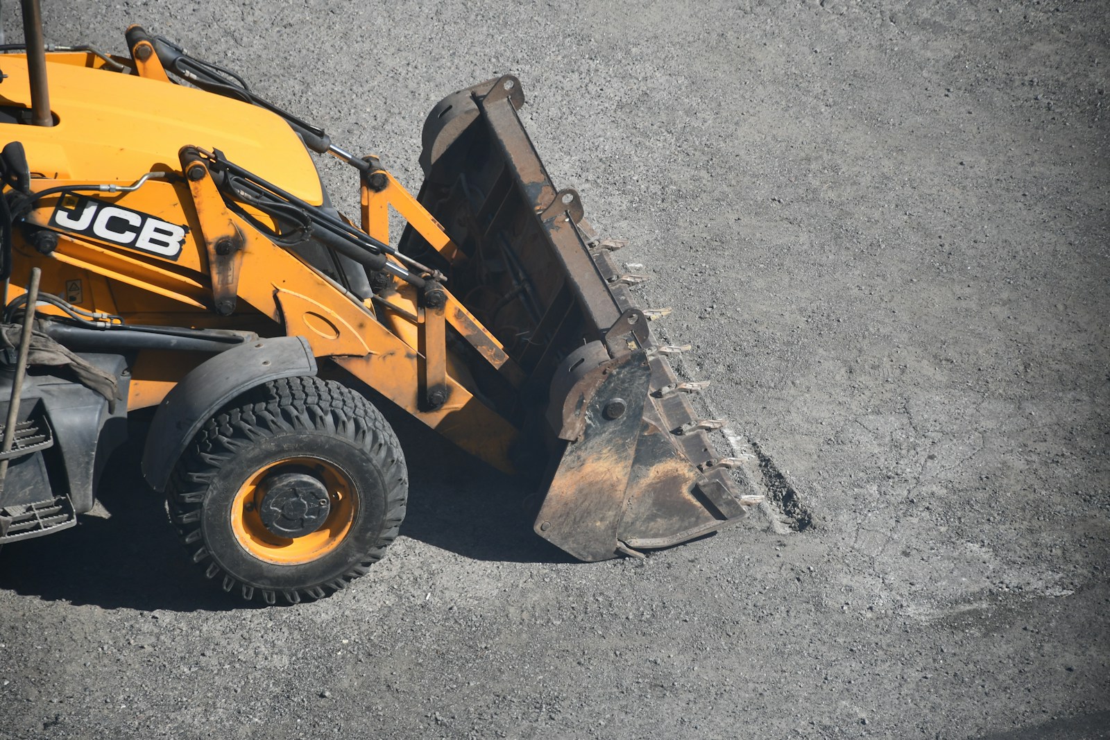 Wskaźniki zapchania filtrów w maszynach JCB – jak odczytywać sygnały i kiedy reagować, by uniknąć przestoju?